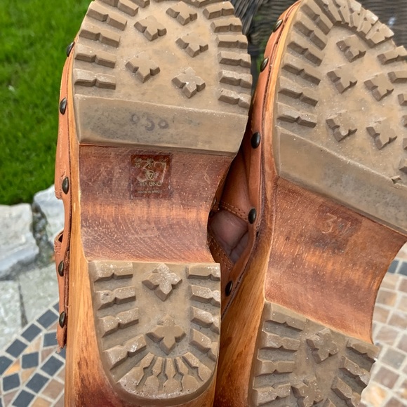 London Underground platform wood clogs, mules - Picture 3 of 6